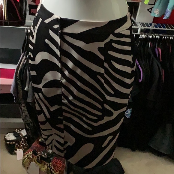 Black and cream skirt - Picture 2 of 3